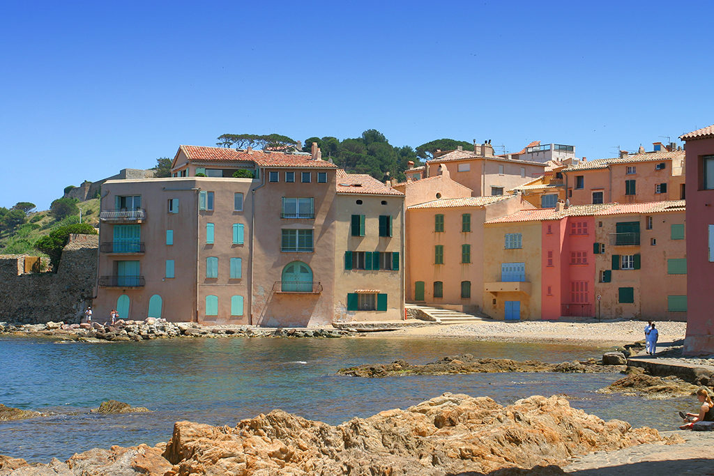 Réservez votre séjour à l'Auberge d'Eva. Chambre d'hôtes à proximité du centre de Saint-Tropez, le marché, les boutiques et les plages...